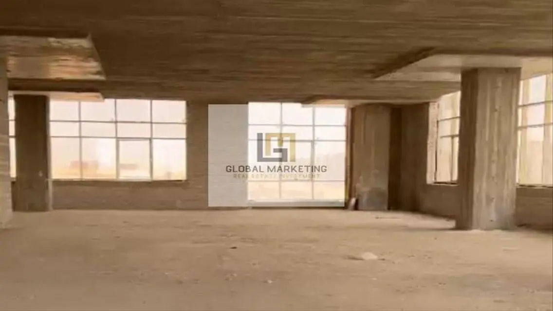 عقار تجاري بمساحة 1120 متر مربع مع شتى المرافق