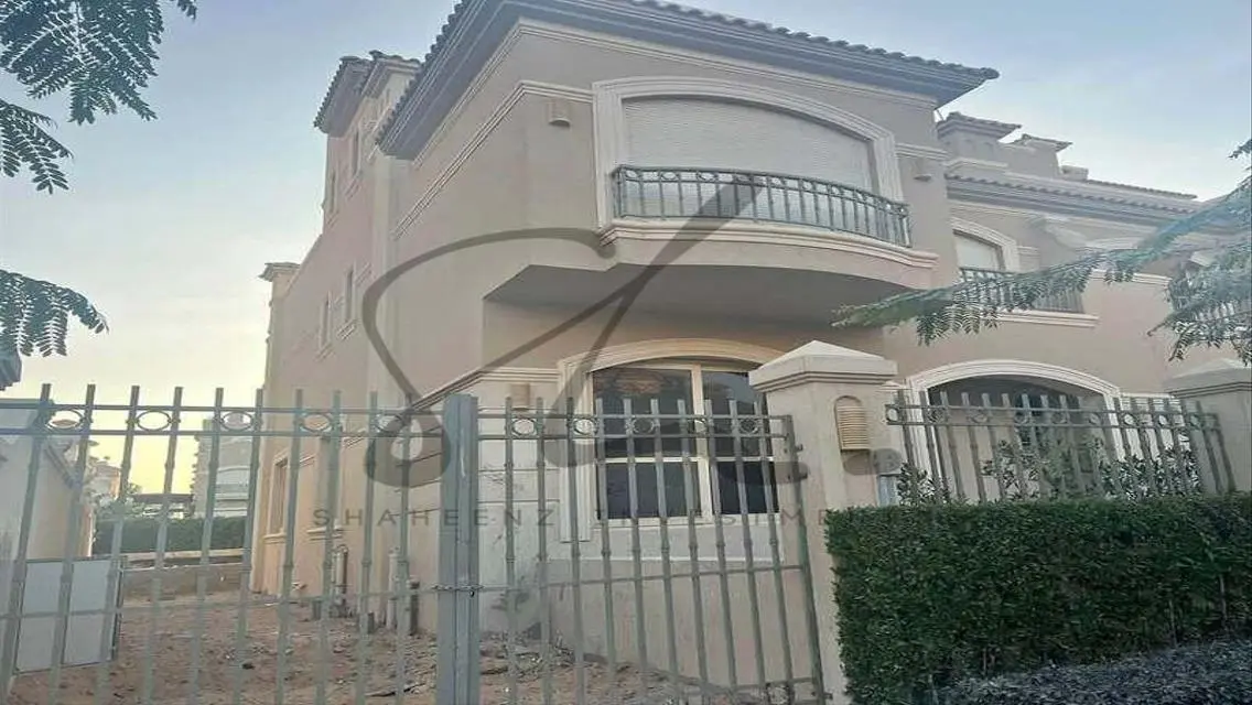 فيلا فاخرة للبيع بحمام سباحة خاص وحديقة