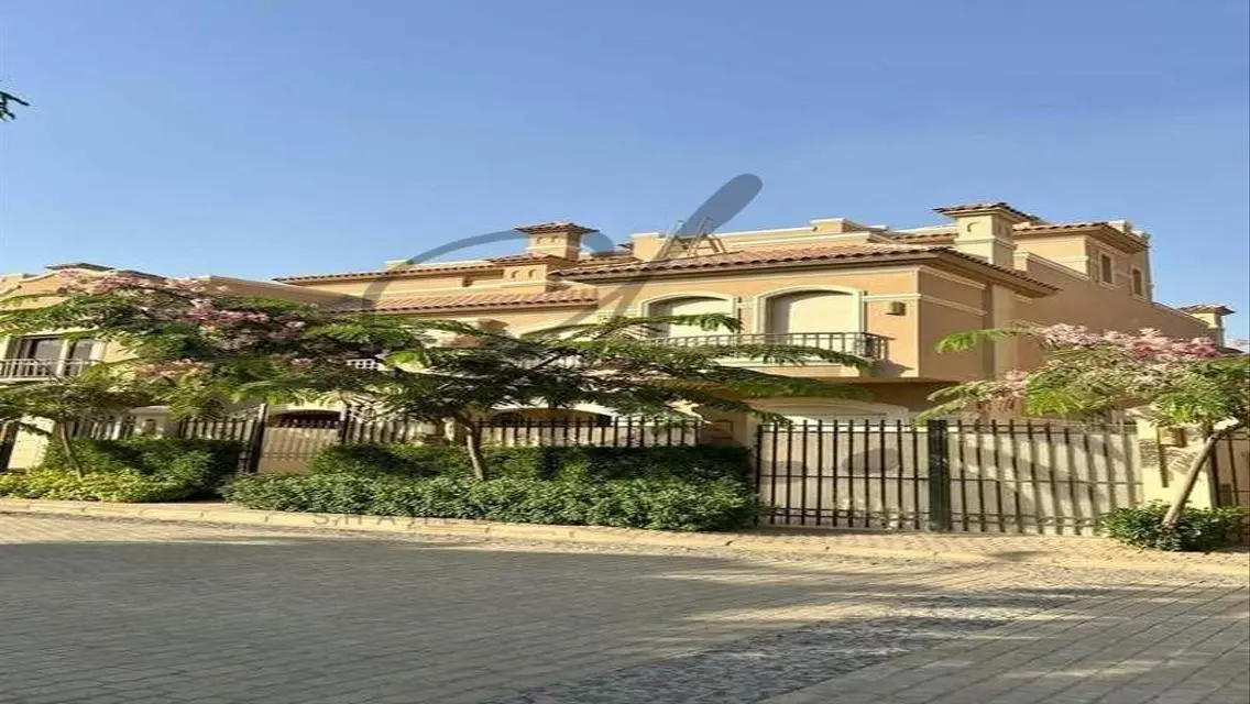 فيلا فاخرة للبيع بحمام سباحة خاص وحديقة
