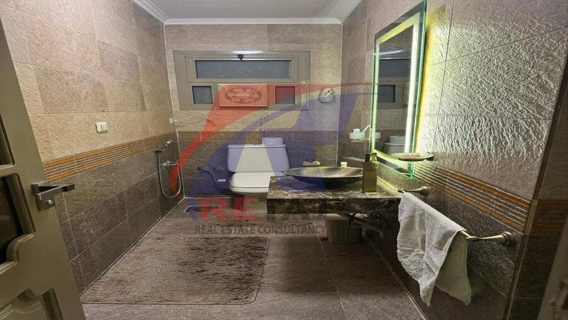 عقار متميز مع شرفة للبيع