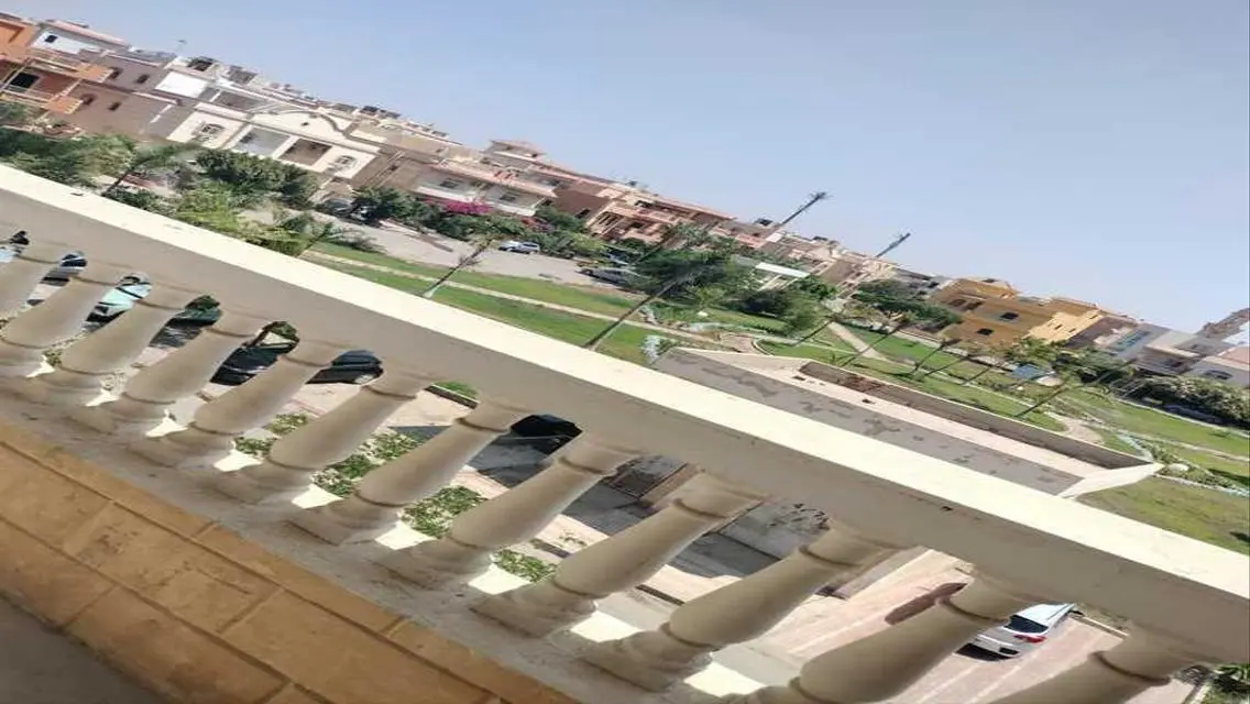 فيلا فاخرة بتصميم عصري للبيع مع مسبح وحديقة خاصة