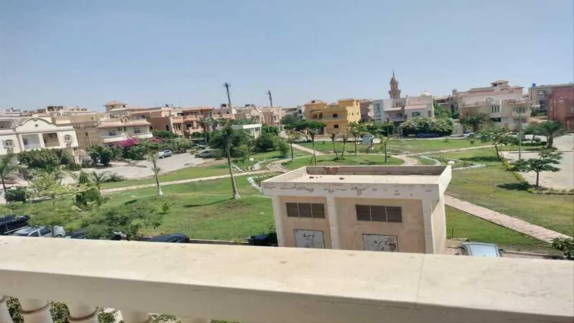 فيلا فاخرة بتصميم عصري للبيع مع مسبح وحديقة خاصة