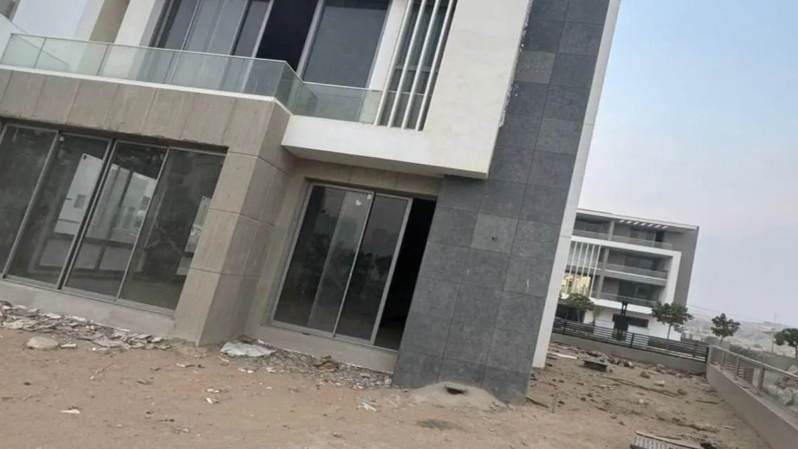 فيلا مستقلة فاخرة للبيع بتصميم حديث