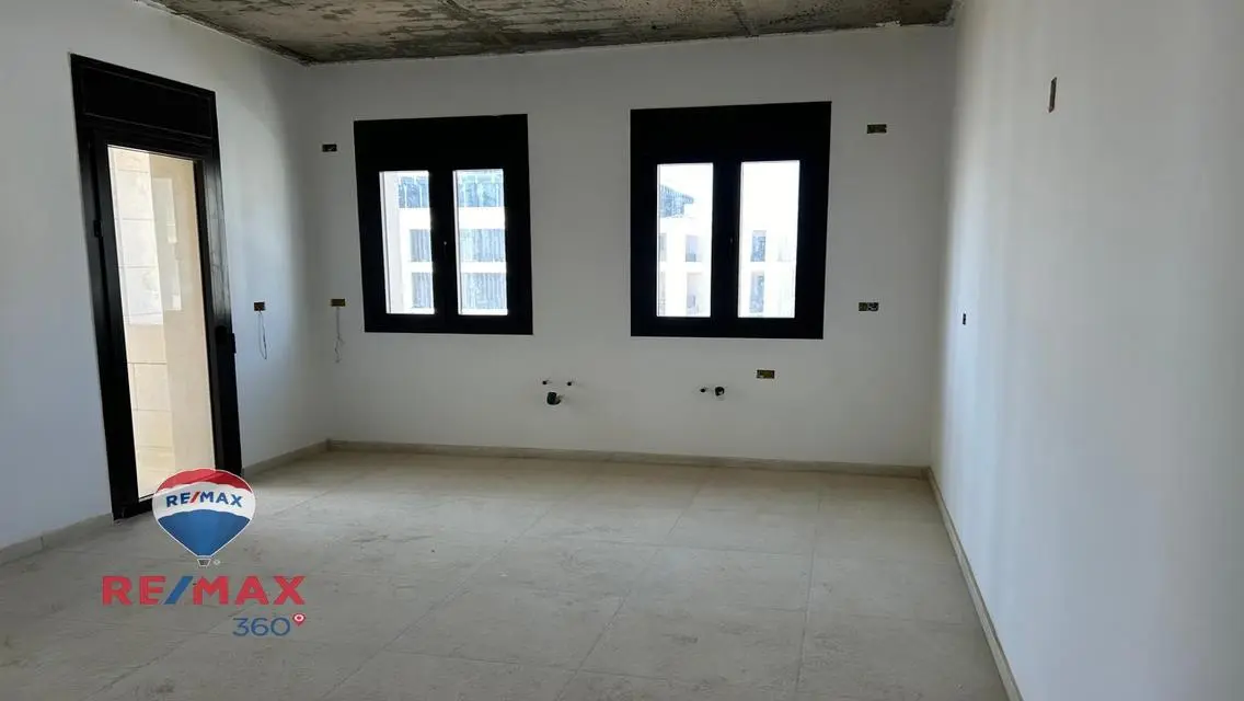 شقة فاخرة مطلة على البحيرات للبيع