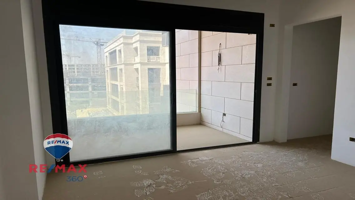 شقة فاخرة مطلة على البحيرات للبيع