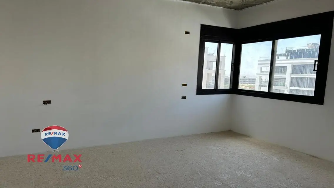 شقة فاخرة مطلة على البحيرات للبيع