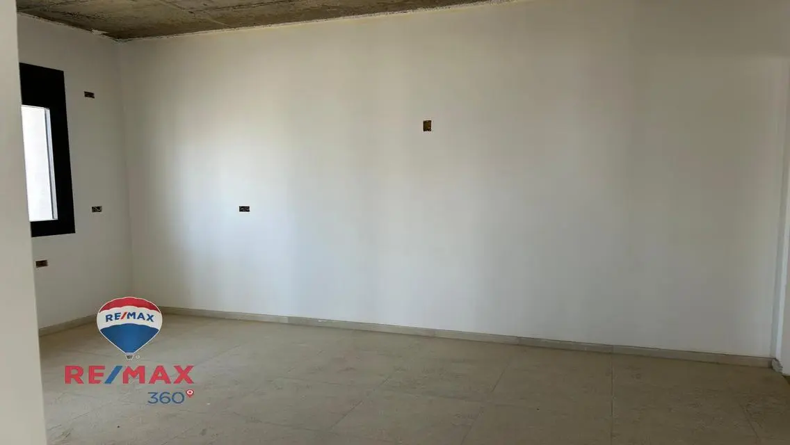 شقة فاخرة مطلة على البحيرات للبيع