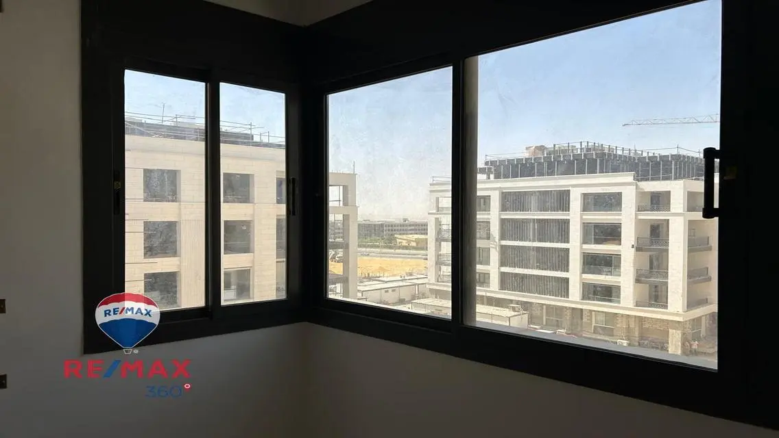 شقة فاخرة مطلة على البحيرات للبيع