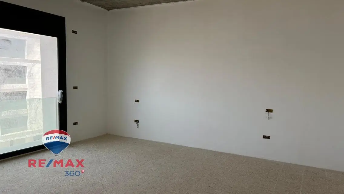 شقة فاخرة مطلة على البحيرات للبيع