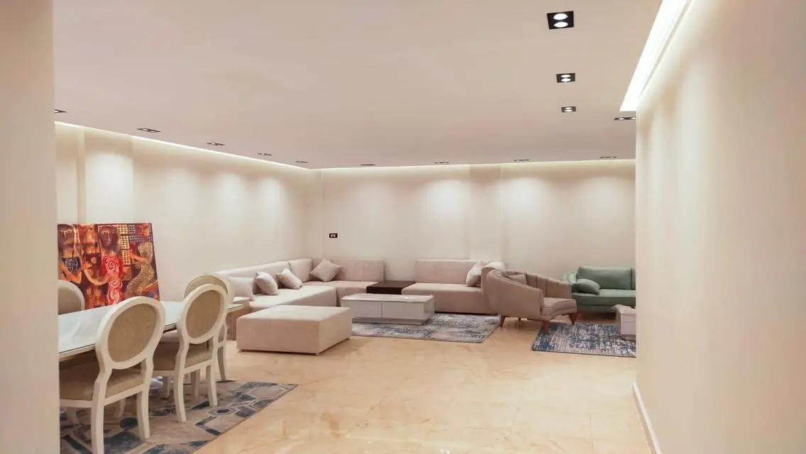 Luxurious Apartment with Stunning Lake View