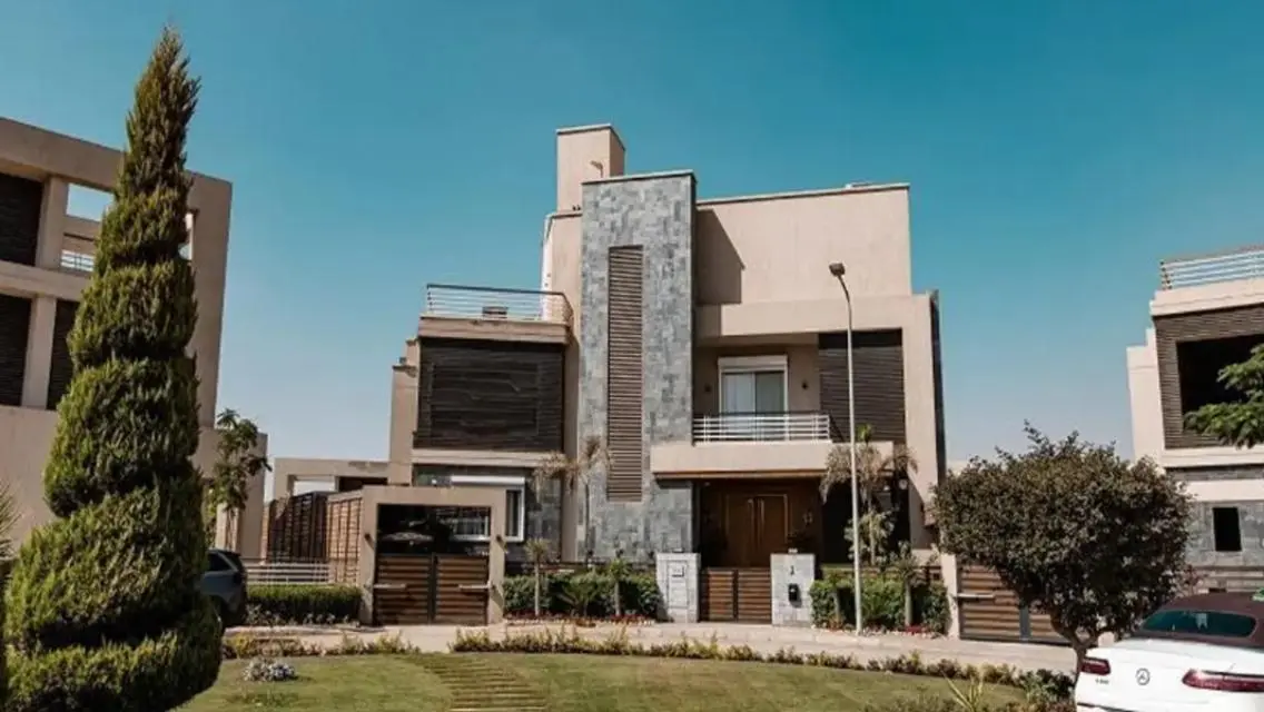 Luxury Villa with Spacious Layout and Lake View
