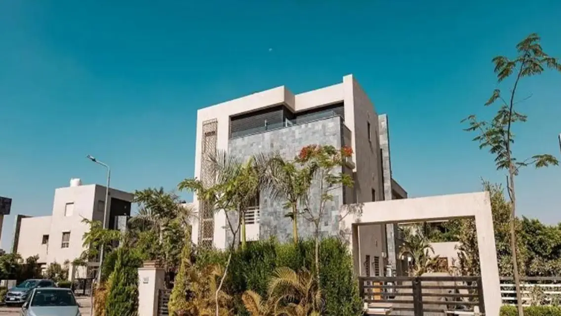 Luxury Villa with Spacious Layout and Lake View