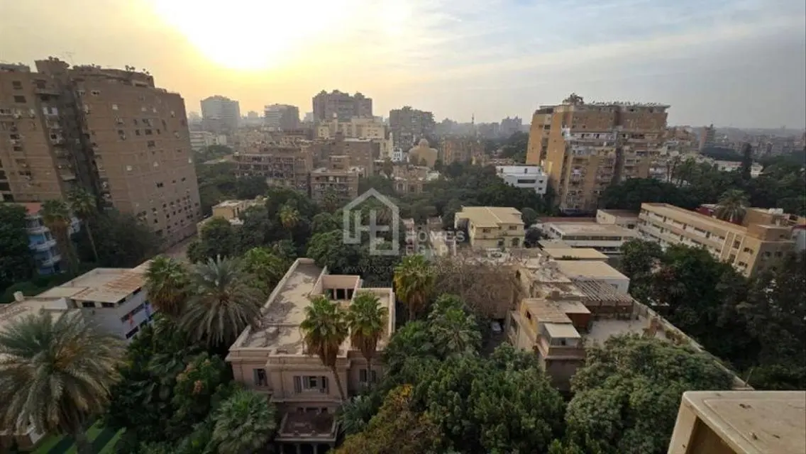 شقة بإطلالة جزئية على النيل في شمال الزمالك للبيع