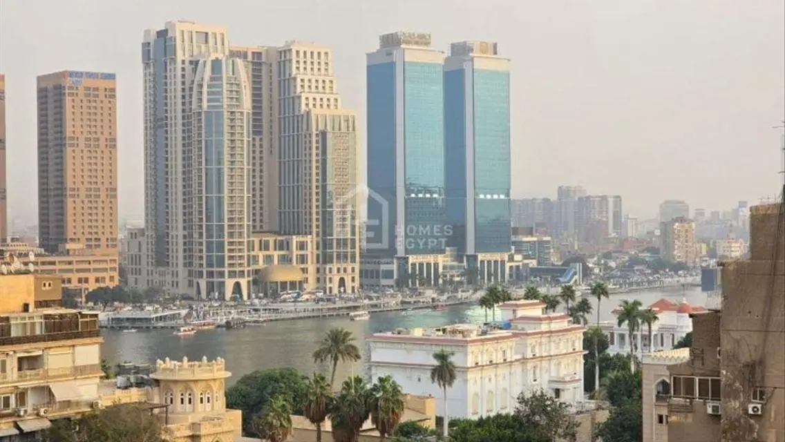 شقة بإطلالة جزئية على النيل في شمال الزمالك للبيع