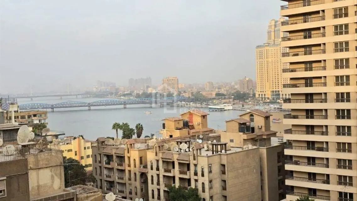 شقة بإطلالة جزئية على النيل في شمال الزمالك للبيع