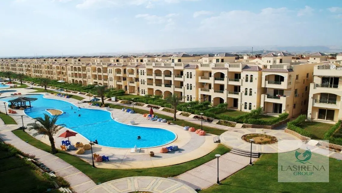 فيلا فاخرة بمساحة واسعة للبيع في موقع متميز