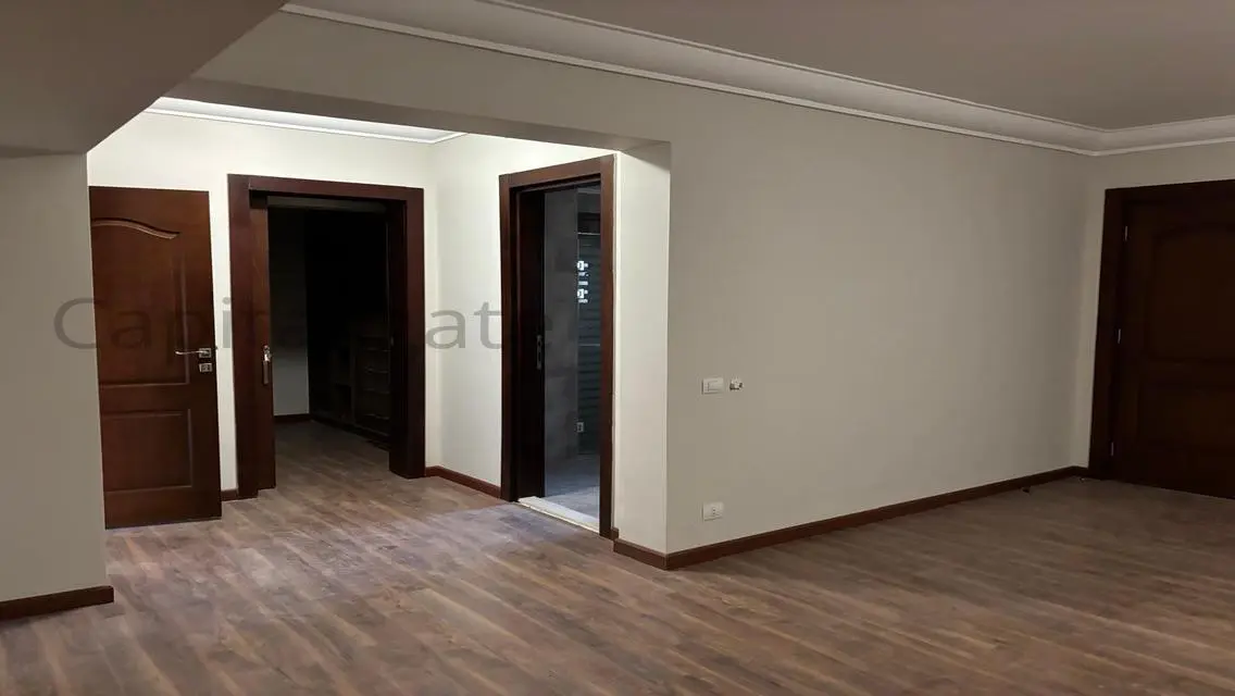 فيلا فاخرة للبيع مع حديقة ومسبح خاص