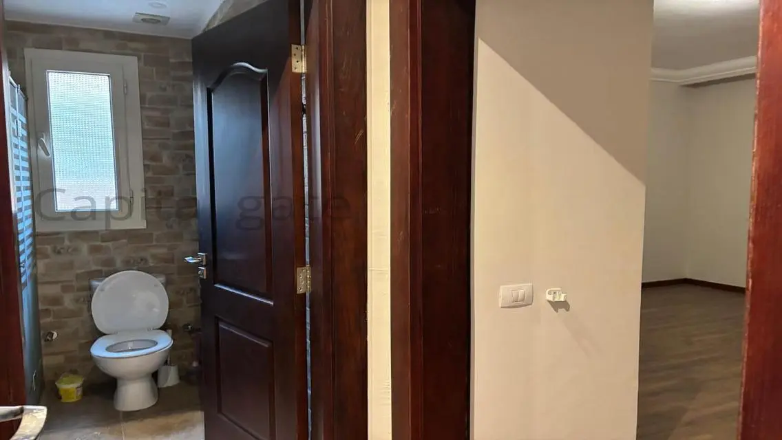 فيلا فاخرة للبيع مع حديقة ومسبح خاص