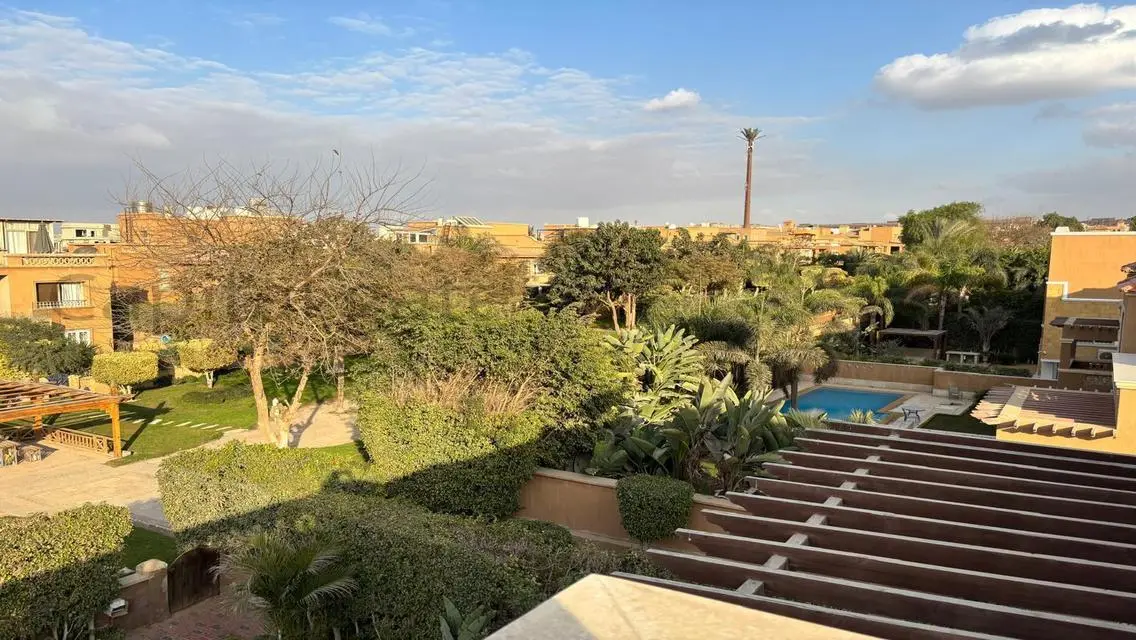 فيلا فاخرة للبيع مع حديقة ومسبح خاص