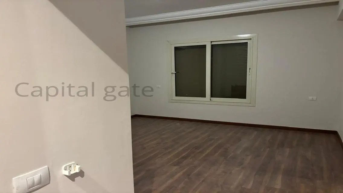 فيلا فاخرة للبيع مع حديقة ومسبح خاص