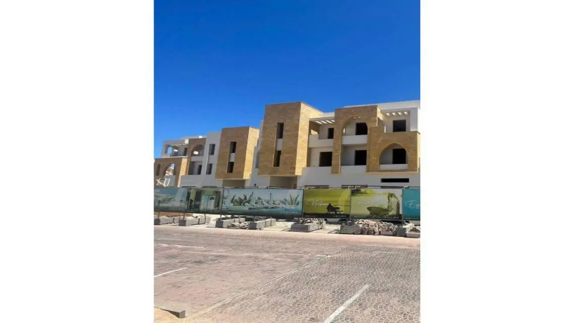 شقة فاخرة بمساحة كبيرة تطل على بحيرات