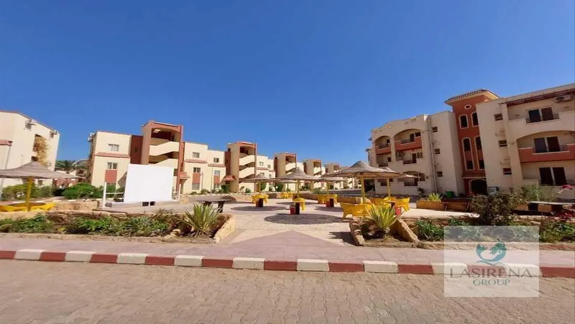 فيلا فاخرة مع حديقة خاصة ومسبح في موقع متميز