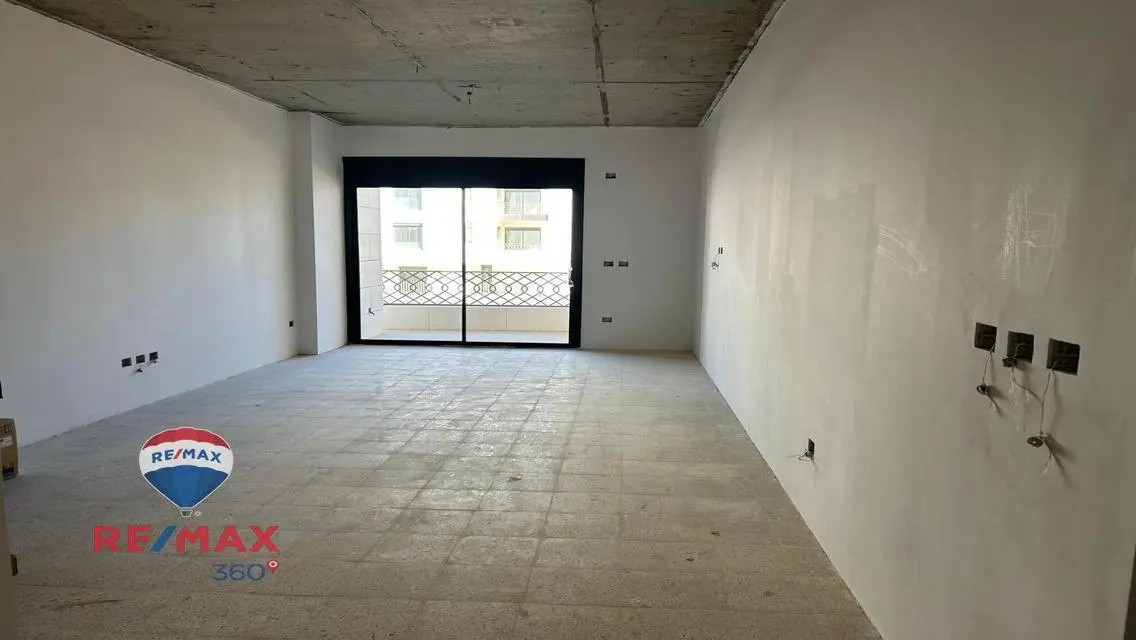 منزل فاخر للبيع بمساحة واسعة
