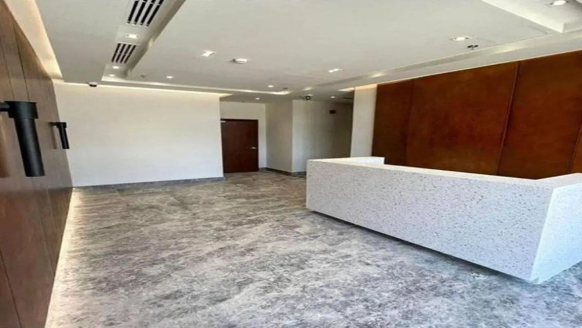 عقار تجاري مع ميزات رائعة للبيع