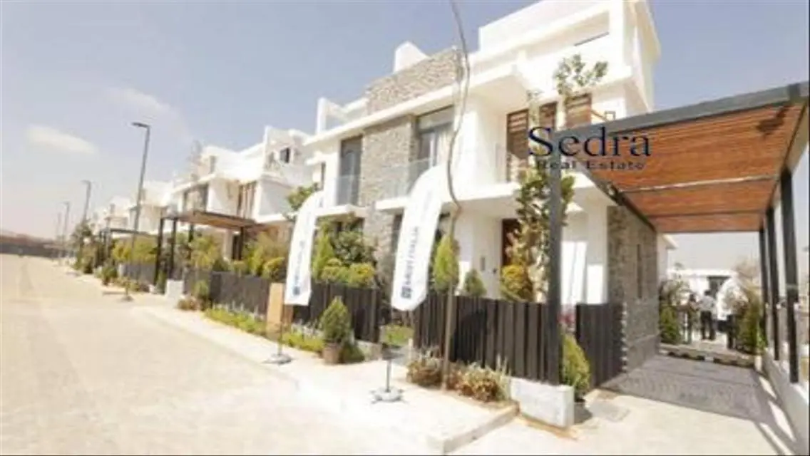 Luxury Lakeside Apartment with Balcony and Shared Gym