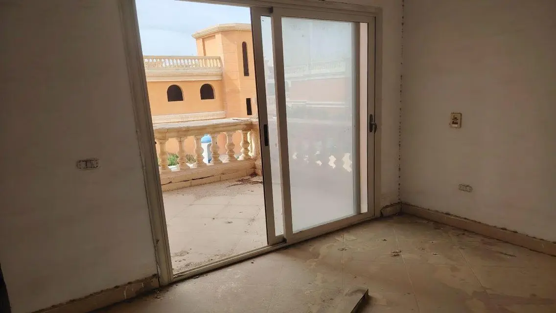 فيلا راقية مع حديقة خاصة ومرافق رياضية في قلب المدينة