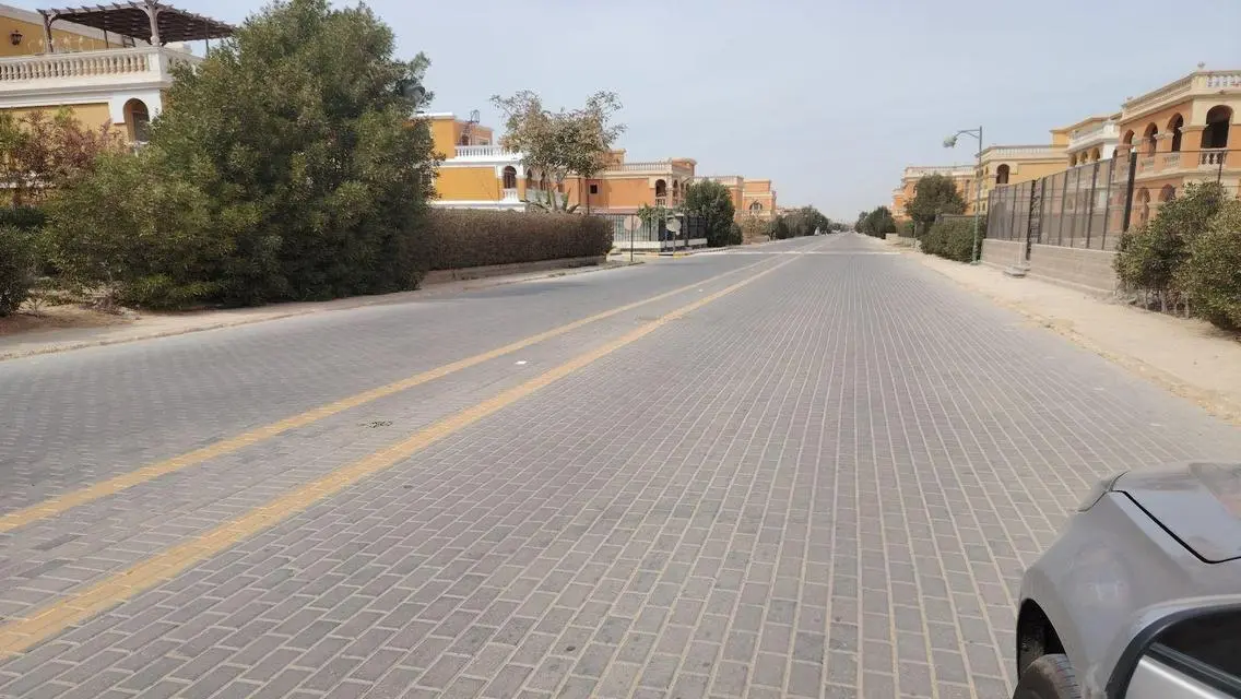 فيلا راقية مع حديقة خاصة ومرافق رياضية في قلب المدينة