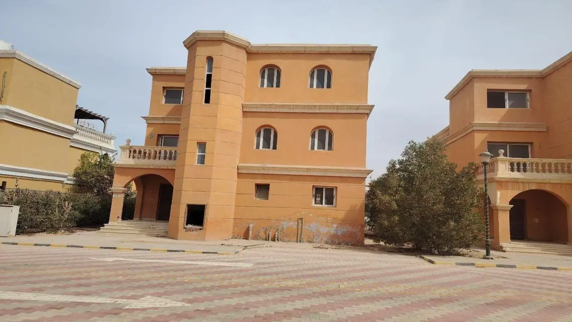 فيلا راقية مع حديقة خاصة ومرافق رياضية في قلب المدينة