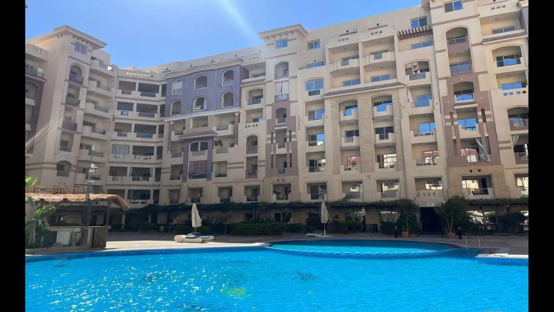 شقة فاخرة للبيع تطل على بحيرة