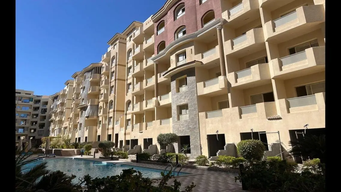 شقة فاخرة للبيع تطل على بحيرة