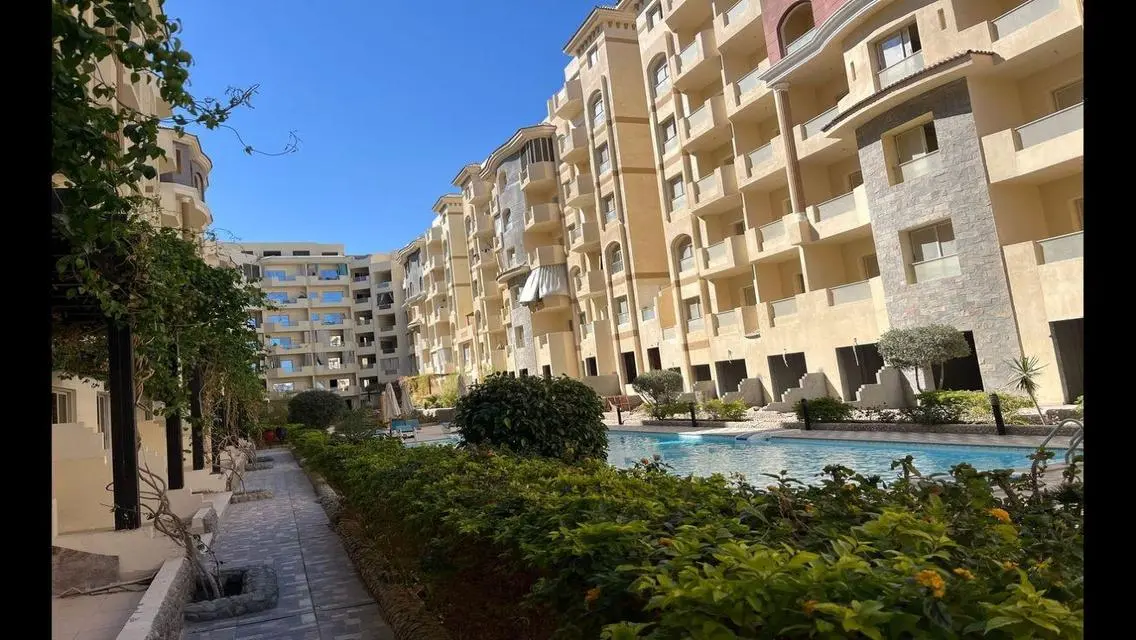 شقة فاخرة للبيع تطل على بحيرة