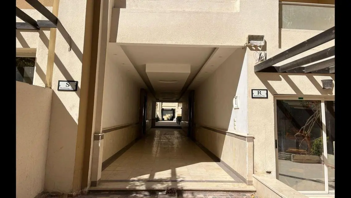 شقة فاخرة للبيع تطل على بحيرة