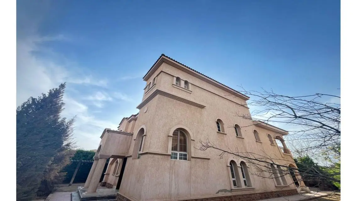 Luxurious Villa with Maid Room and Security Guard