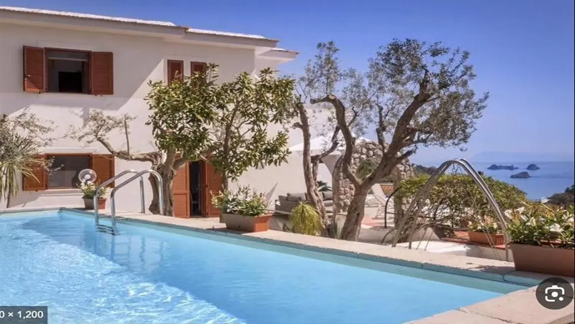 Luxury Villa in Hyde Park - Family Living