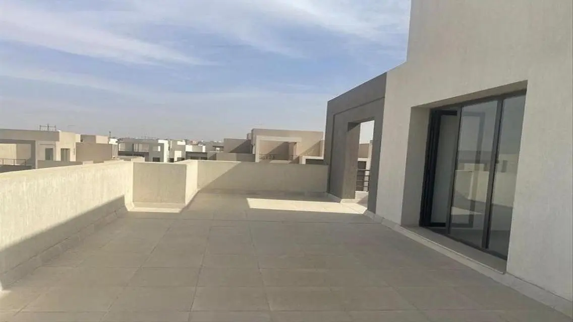 شقة فاخرة بثلاث غرف نوم مع جميع المرافق في موقع مميز
