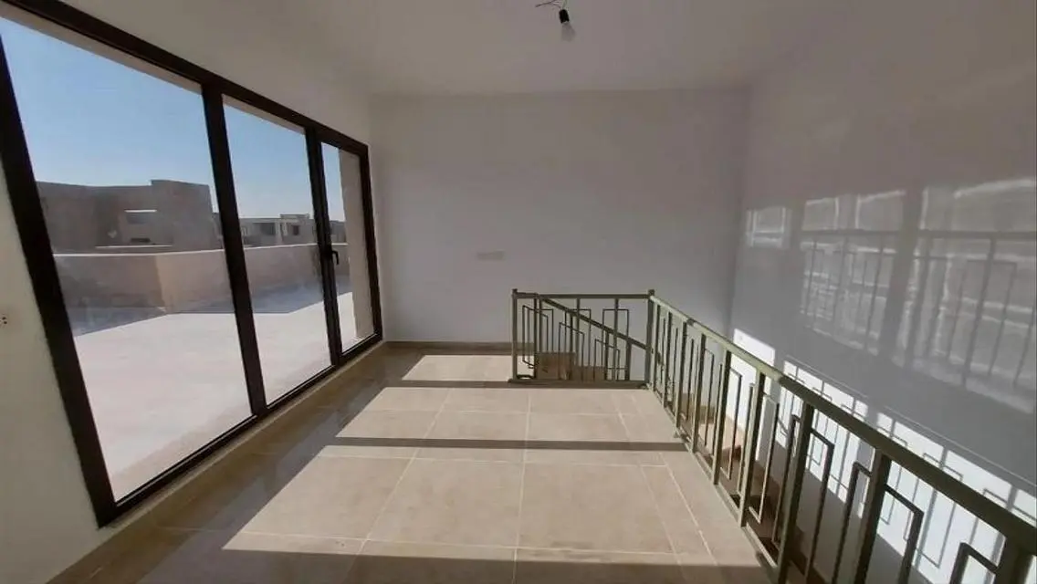 شقة فاخرة بثلاث غرف نوم مع جميع المرافق في موقع مميز