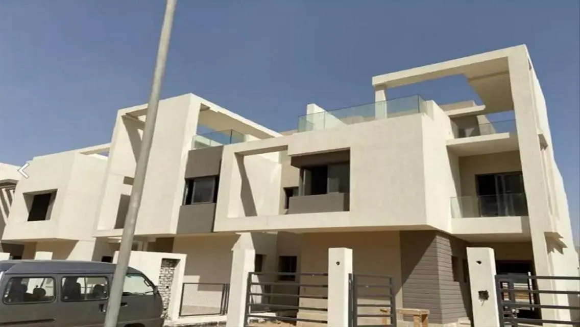 شقة فاخرة بثلاث غرف نوم مع جميع المرافق في موقع مميز