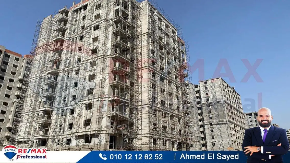 شقة فاخرة للبيع مع شرفة في موقع مميز