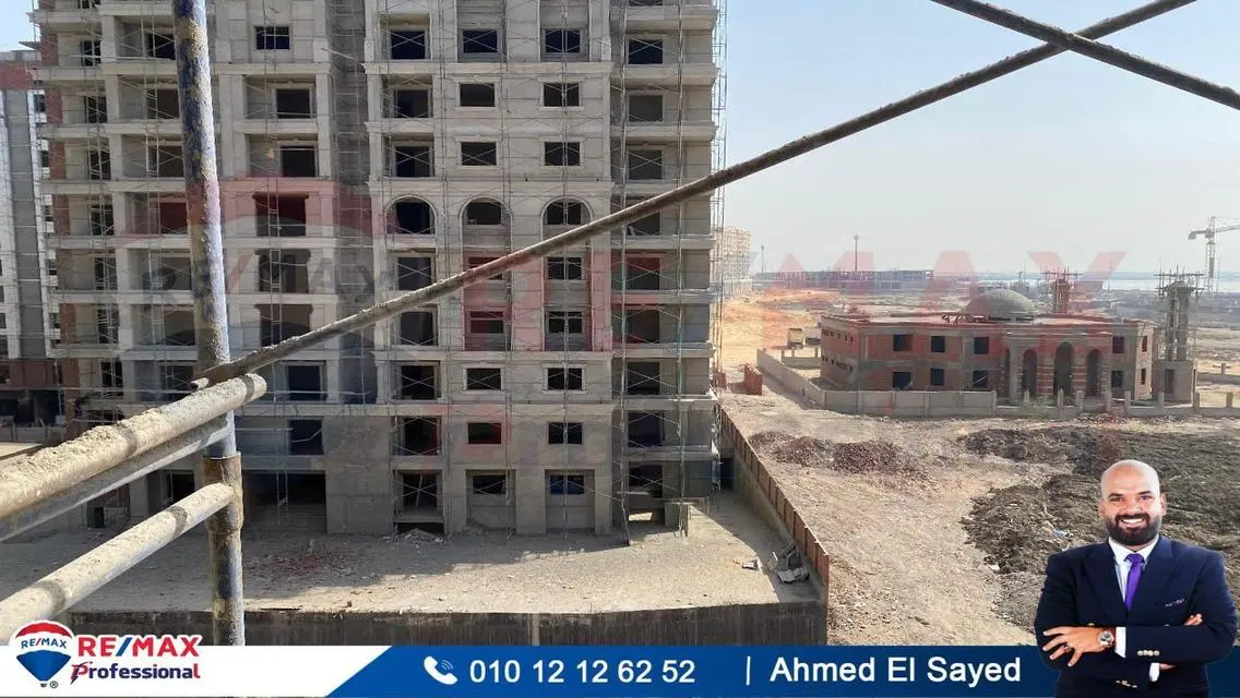 شقة فاخرة للبيع مع شرفة في موقع مميز