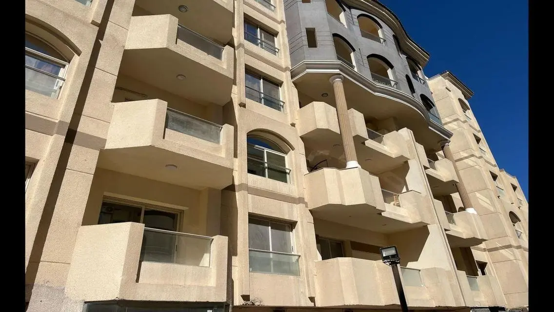 شقة فاخرة بمساحة مريحة مع شرفة