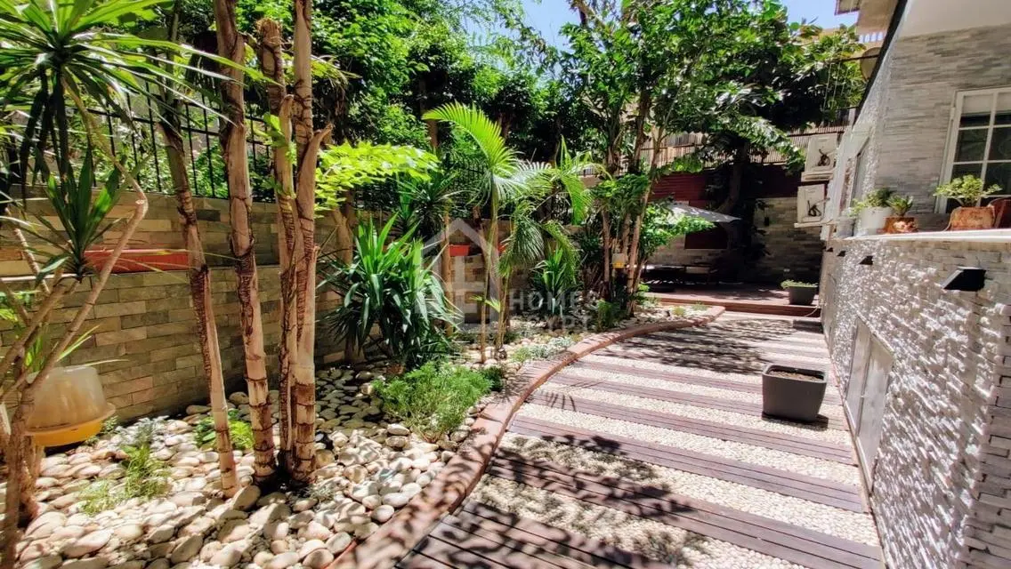 Newly Furnished Apt with Private Decorated Garden