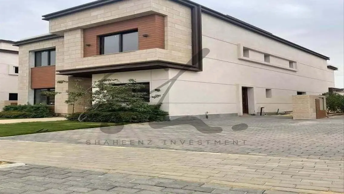 فيلا للبيع بالسعر القديم فـ التجمع الخامس عند AUC