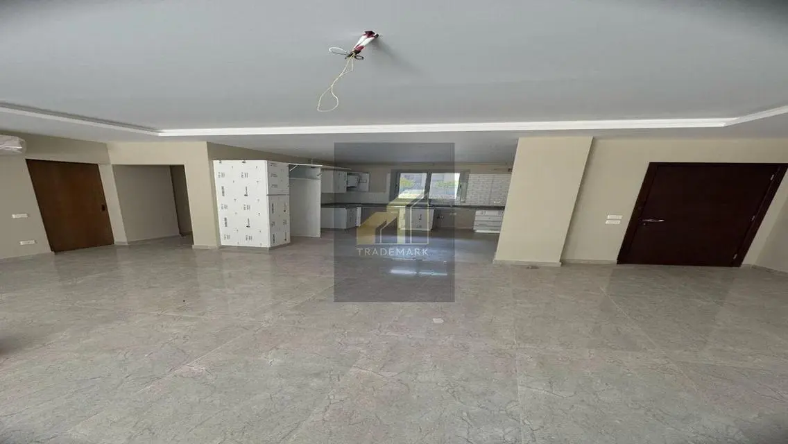 ارضي بجاردن بالمطبخ و التكيفات اول سكن موقع مميز