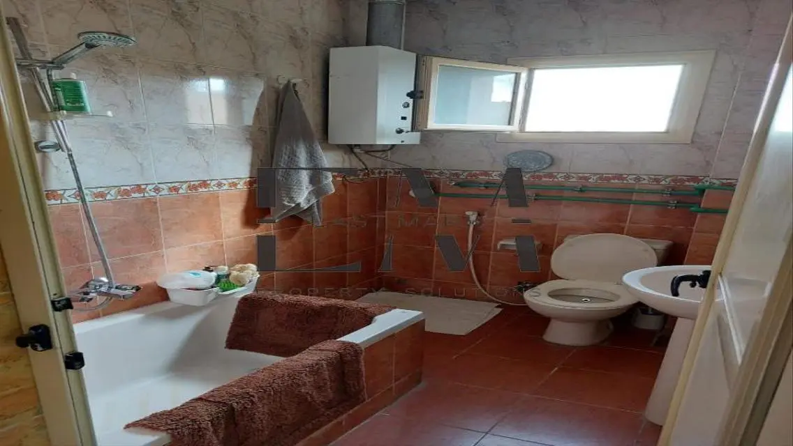 Roof for rent furnished in South Academy