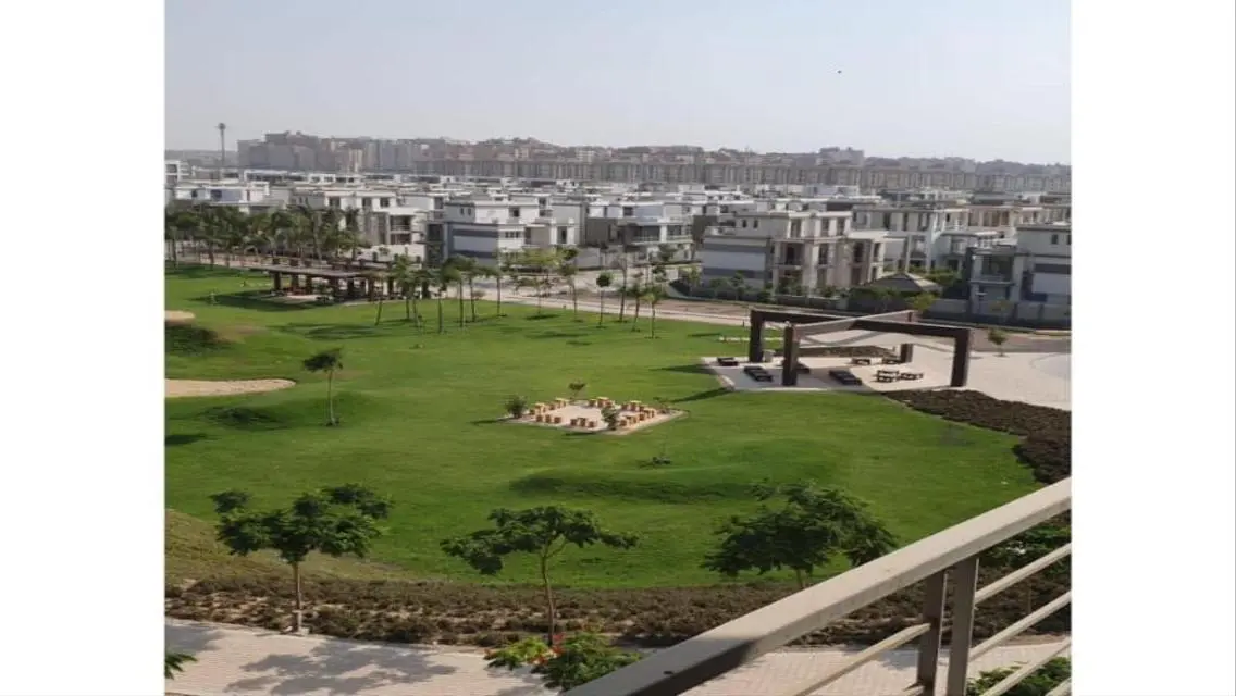 شقة للبيع168م دايركت ع طريق السويس بكمبوندTaj City