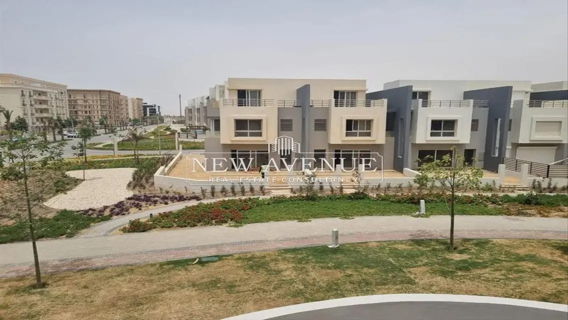 شقة رائعة للبيع بمساحة فسيحة وإطلالة مميزة
